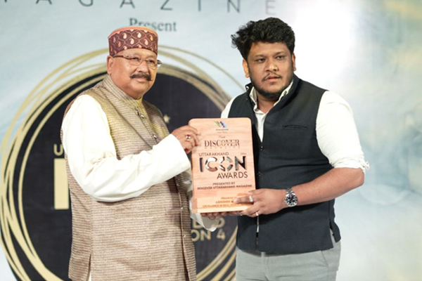 Abhishek Mishra receiving Youth Icon Award from Shri Satpal Maharaj